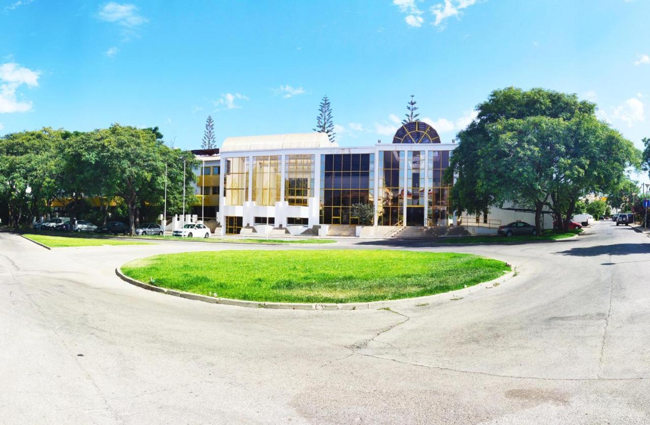 Moradia Geminada V0 - Localizacao Central - Privada Quarteira Luaran gambar